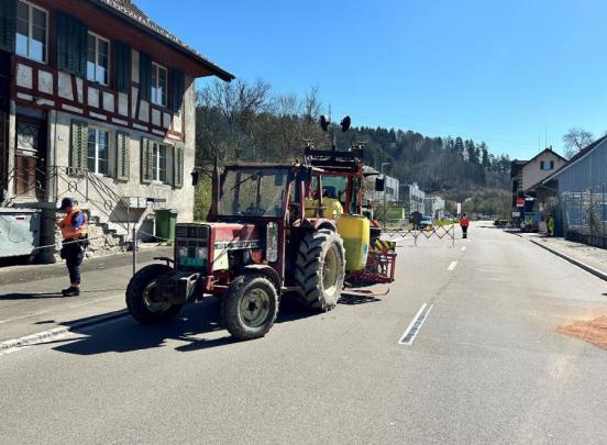 Ein Traktor der auf der Strasse steht