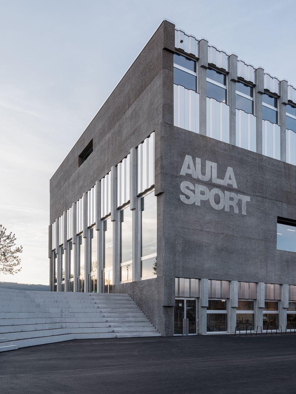Aussenansicht der Aula und Doppelturnhalle.