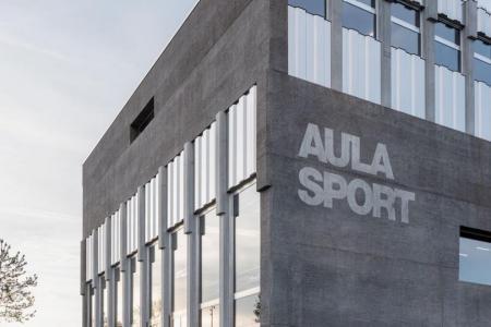 Aussenansicht der Aula und Doppelturnhalle.