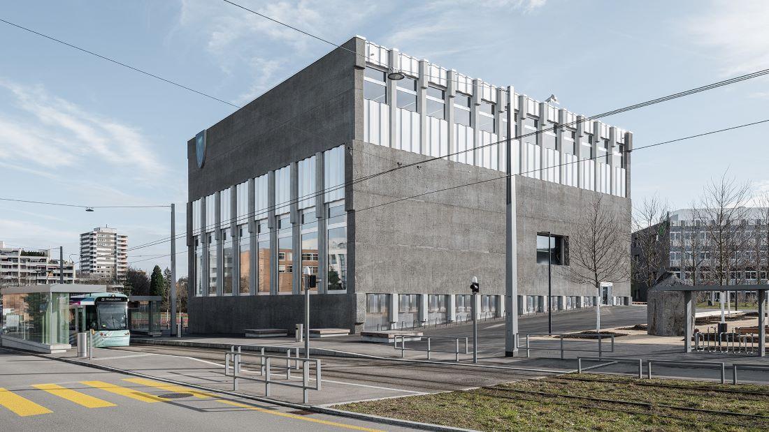 Aussenansicht der Kantonsschule Limmattal in Urdorf