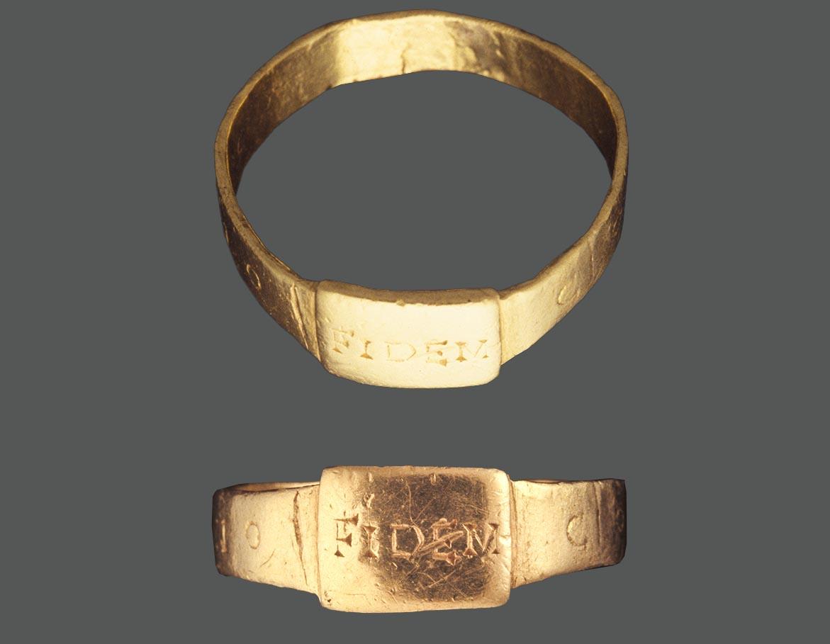 Fotografie eines goldenen Fingerrings.