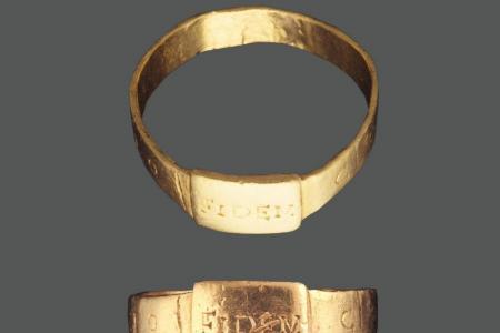 Fotografie eines goldenen Fingerrings.