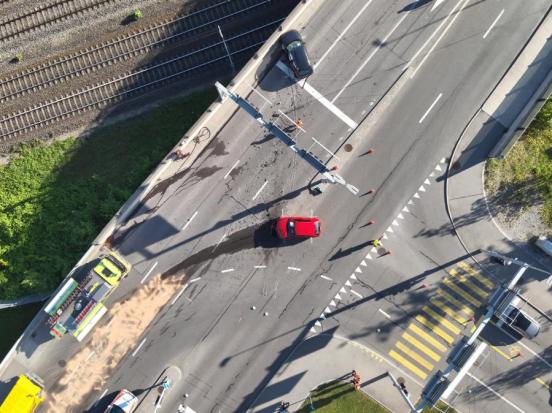 Luftaufnahme einer Verzweiung mit zwei Unfallfahrzeugen