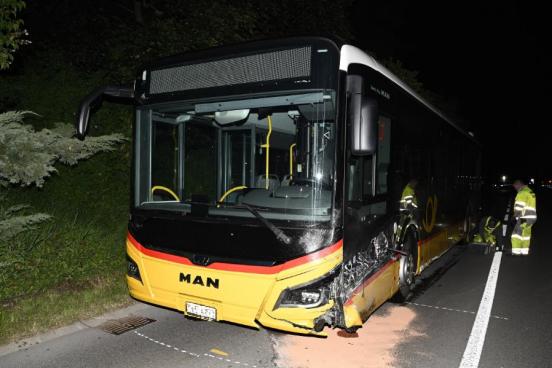 Ein Postauto mit seitlicher Beschädigung