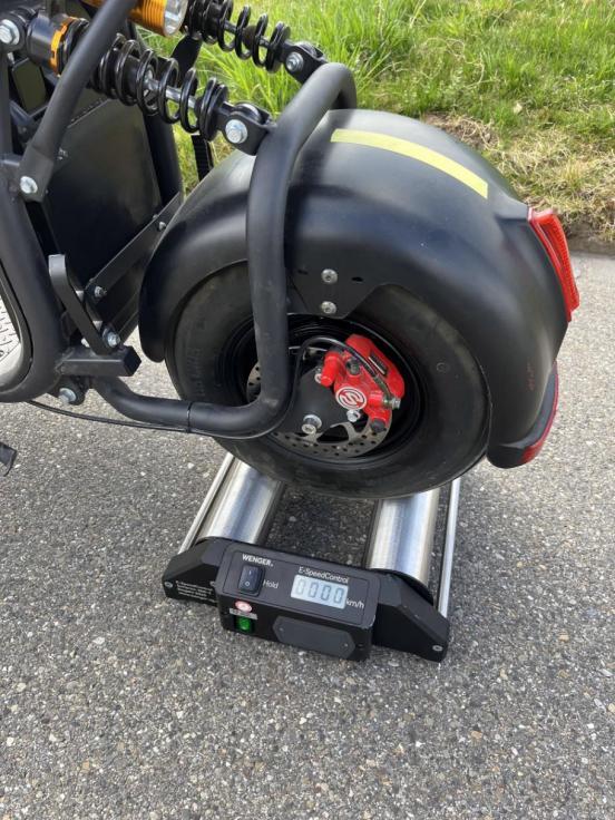 Hinterrad eines Trendfahrzeugs auf eine Geschwindigkeits-Messrolle