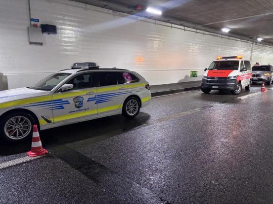 Je ein Patrouillenfahrzeug der Kapo AG und ZH in einem Tunnel