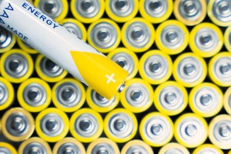 Viele Batterien von oben fotografiert, eine liegt quer darüber. 