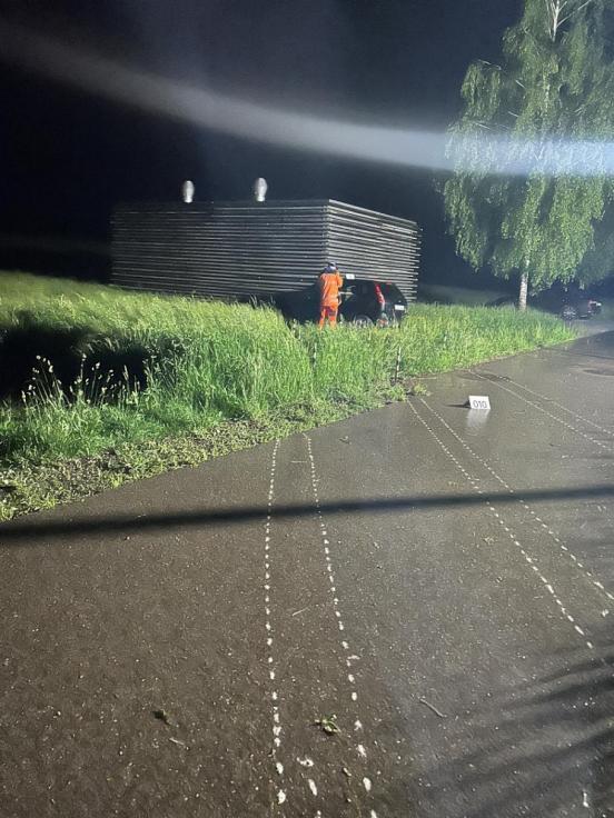 Endlage des Autos in Wiese, Spuren auf Strasse eingezeichnet