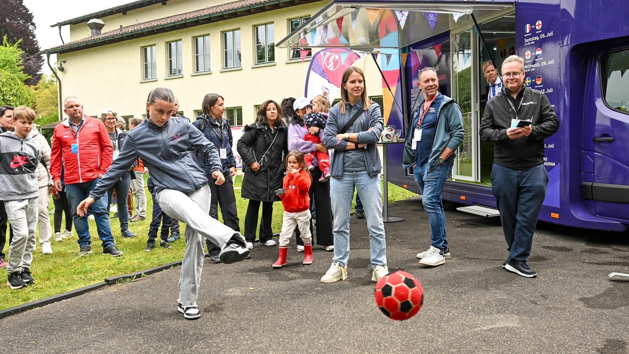 Am Truck der UEFA Women's EURO 2025 waren nicht nur Fussballfans anzutreffen.