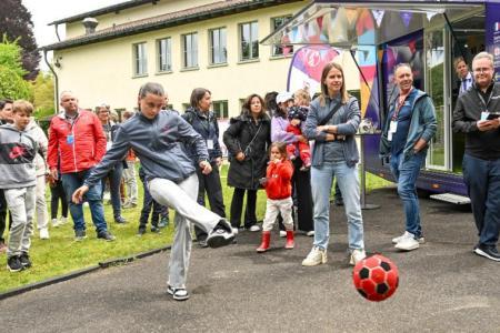 Am Truck der UEFA Women's EURO 2025 waren nicht nur Fussballfans anzutreffen.