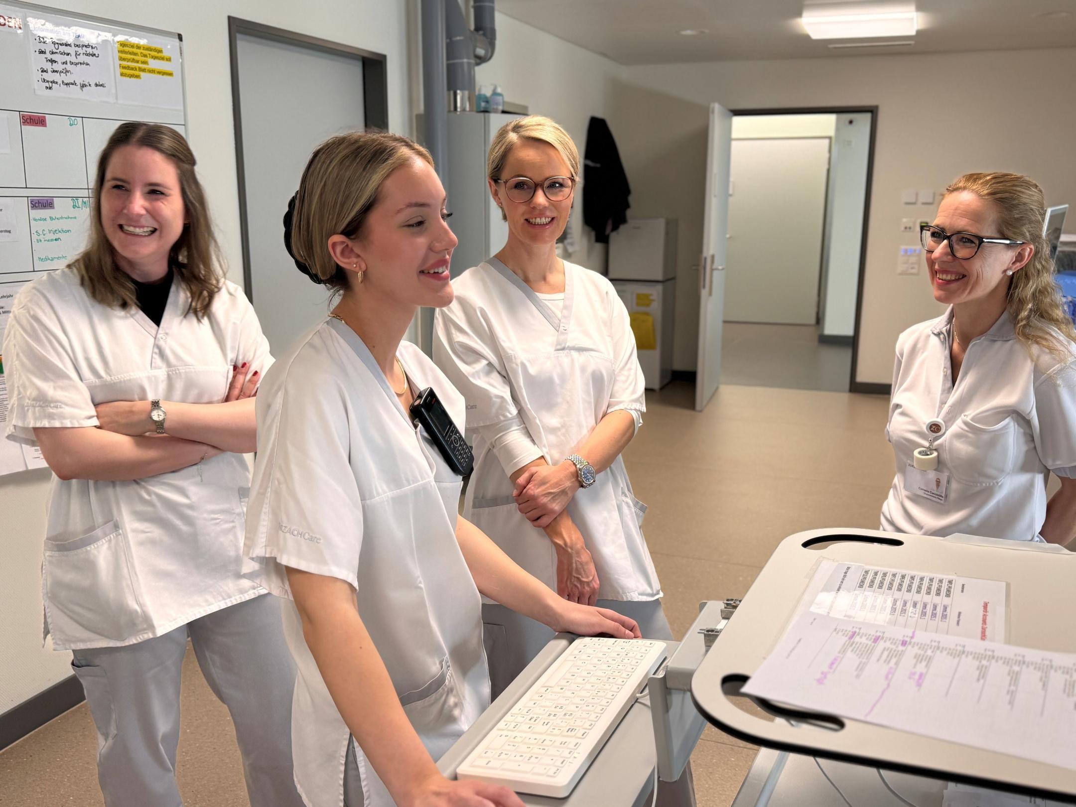Natalie Rickli mit Pflegefachkräften