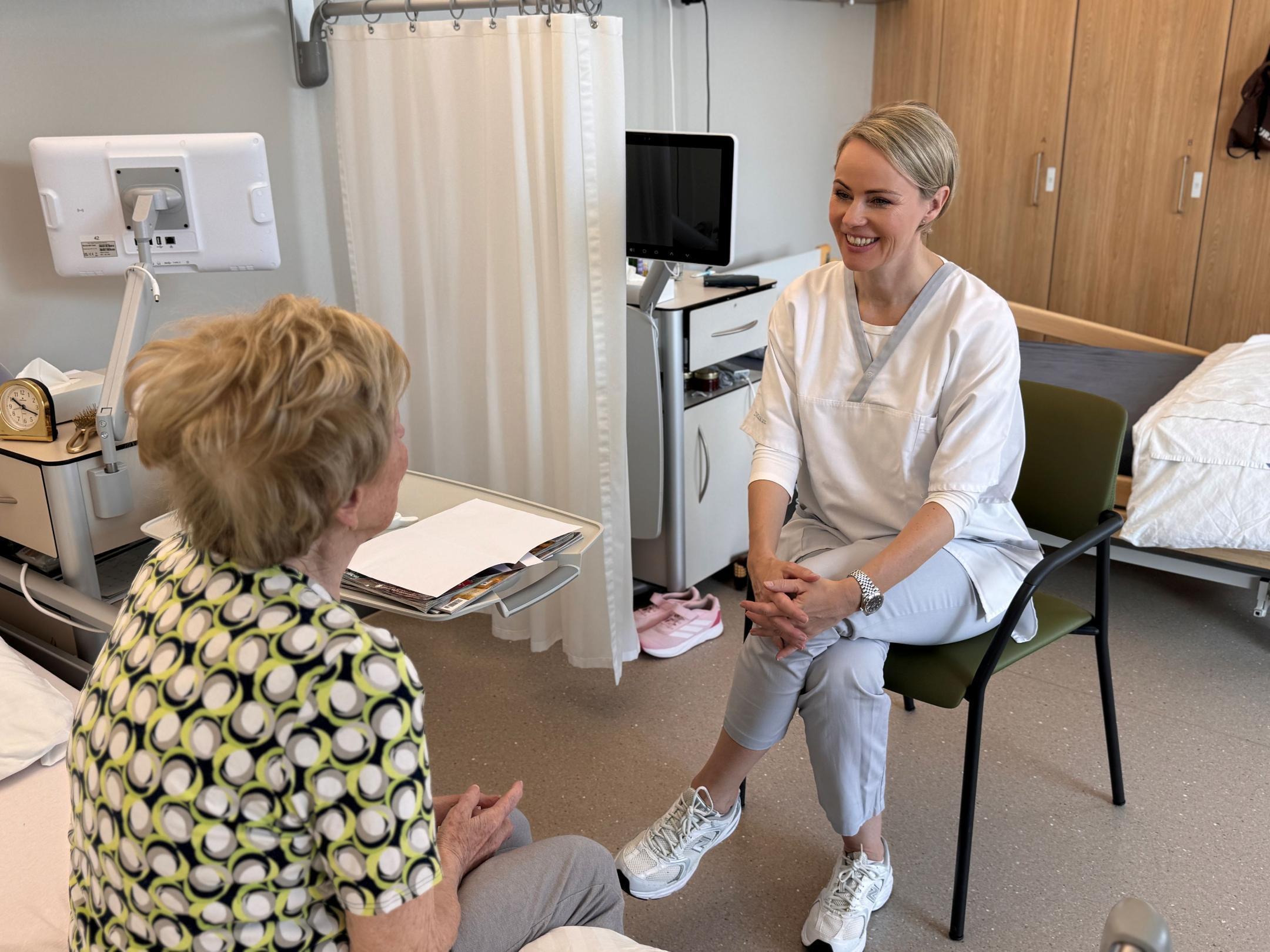 Natalie Rickli im Gespräch mit Patientin