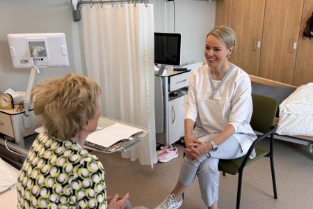 Natalie Rickli im Gespräch mit Patientin