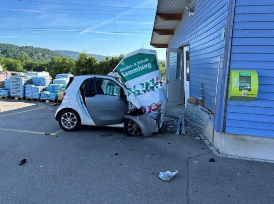 Endlage des stark beschädigten Smart an der Hausmauer