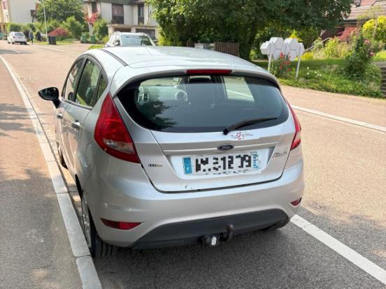 Ein silberfarbenes Fahrzeug auf einem Parkplatz