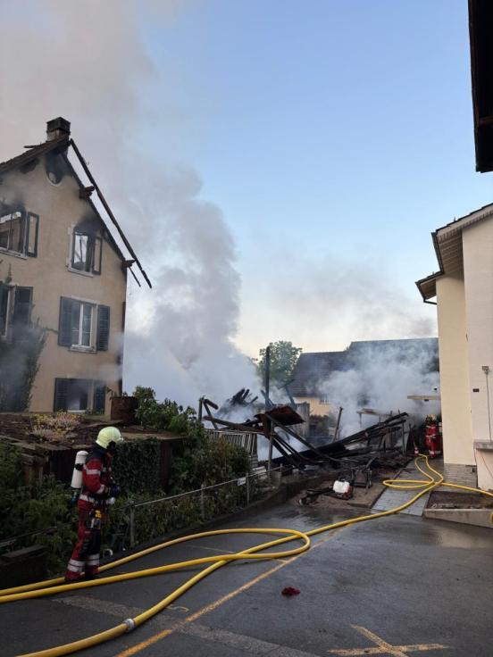 Brand zerstört Scheune und Wohnhaus