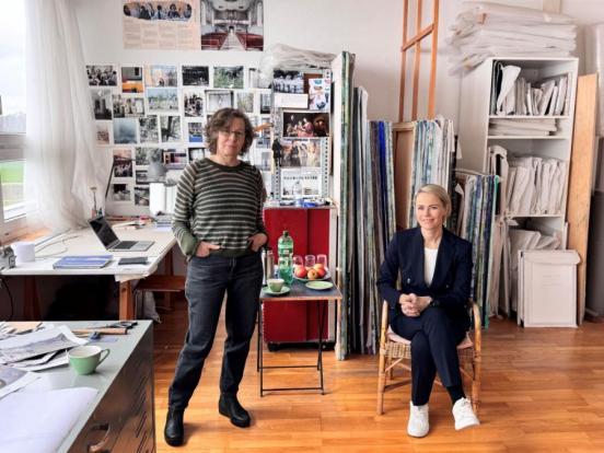 Atelierbesuch: Regierungsrätin Natalie Rickli mit Corinne Güdemann im März