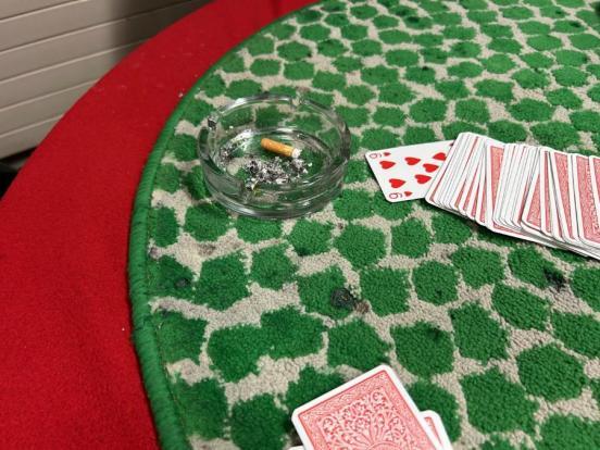 Spielkarten und Aschenbecher auf einem Tisch