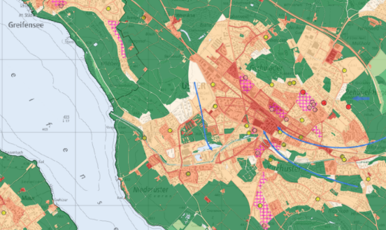 Die Karte zeigt die Stadt Uster und Umgebung und macht Hinweise, wo Hitzeminderungsmassnahmen zum Schutz der Bevölkerung besonders wichtig sind. 