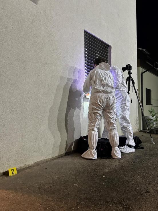 Zwei Forensiker in Schutzanzügen sichern Spuren