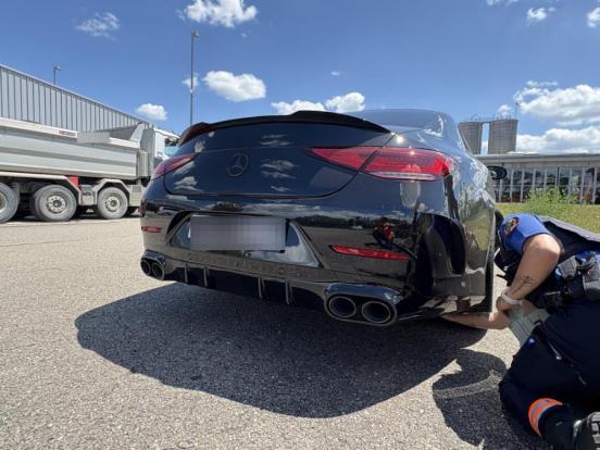 Polizistin die ein Fahrzeug untersucht
