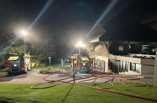 Feuerwehr bekämpft Brand in Lagerraum 