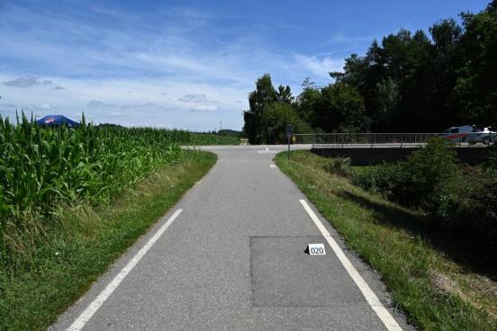 Radweg, der in die Strasse mündet