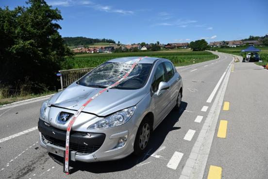 Ein Auto, das an der Front stark beschädigt ist.