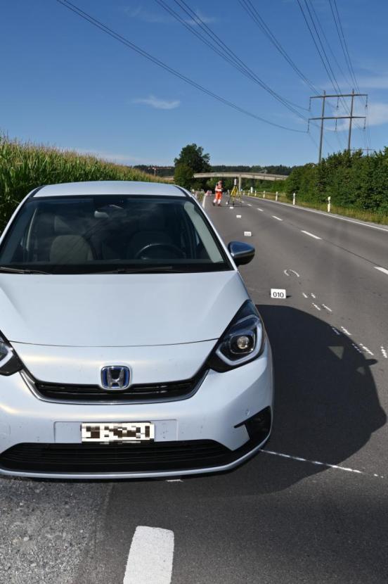 Ein weisses Auto neben der Strasse. Am Boden sind Unfallspuren eingezeichnet.
