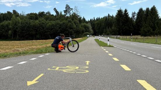 Ein Unfallspezialist der Kantonspolizei untersucht das Unfallvelo