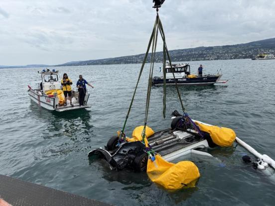 Das verunfallte Auto wird geborgen