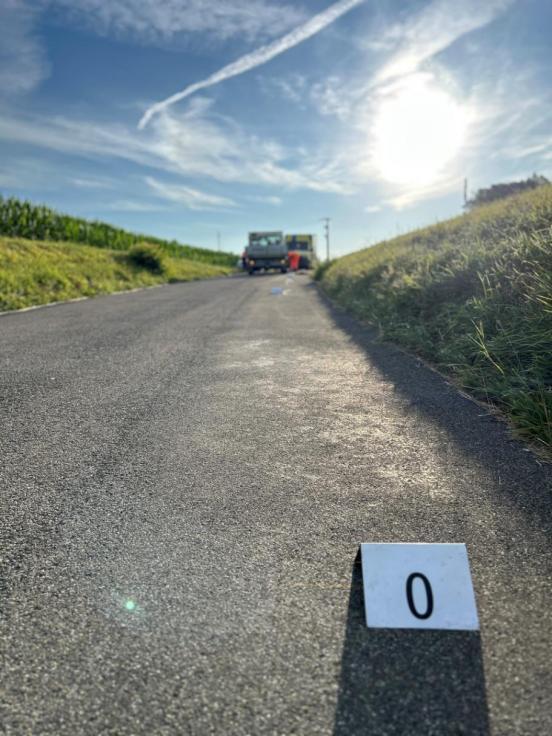 Fahrzeuge stehen auf der Strasse