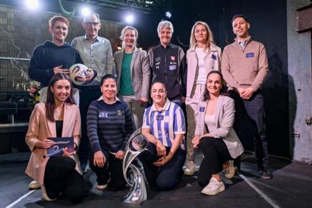 Eine Gruppe von zehn Personen posiert zusammen mit der Schweizer Nationaltrainern Pia Sundhage auf einer Bühne. 