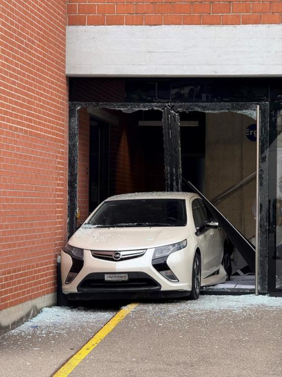 Mit dem Fahrzeug aufgerammte Eingangstüre