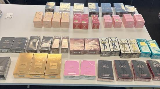 Ein Tisch voll mit verschiedenen Parfüms