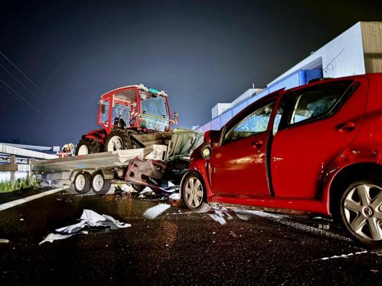 Unfallendlage - PW und Anhänger