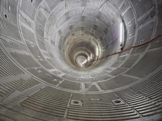 Blick in eine Betonröhre von 6,6 Meter Durchmesser und einer Länge von 2 Kilometern, beleuchtet mit Neonröhren