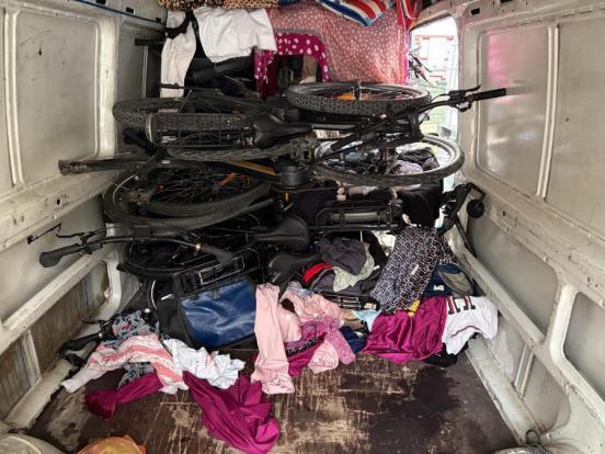 Mehrere Fahrräder in einem Lieferwagen aufeinander geschichtet