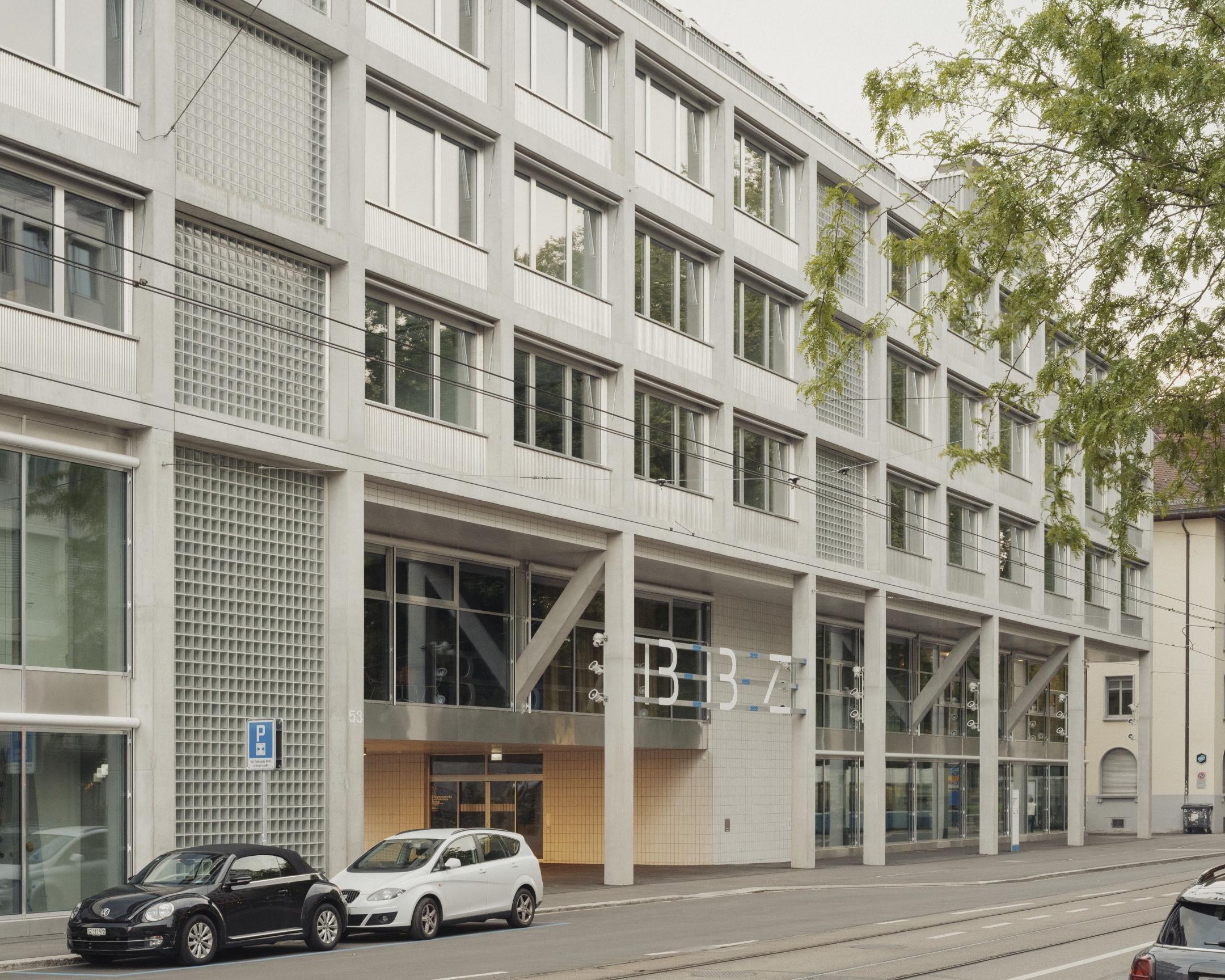 eingang des Gebäudes an der Limmatstrasse.