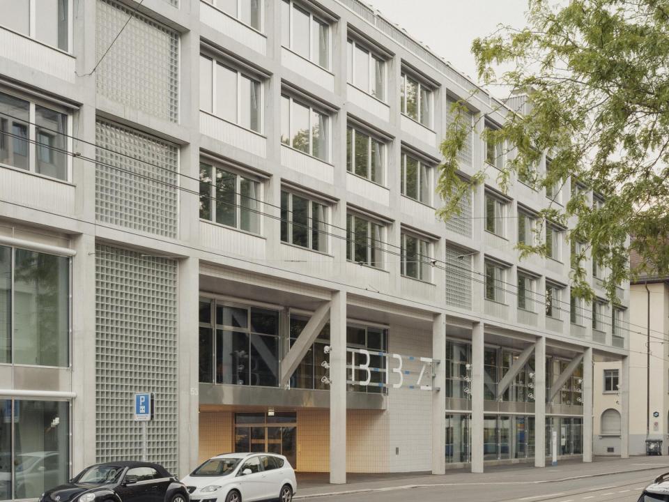 eingang des Gebäudes an der Limmatstrasse.