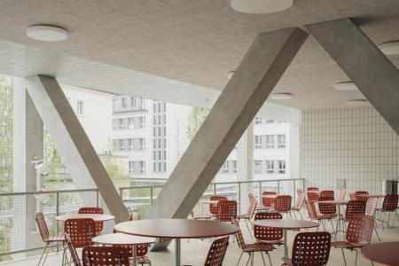 Aussenterrasse der Baugewerblichen Berufsschule.