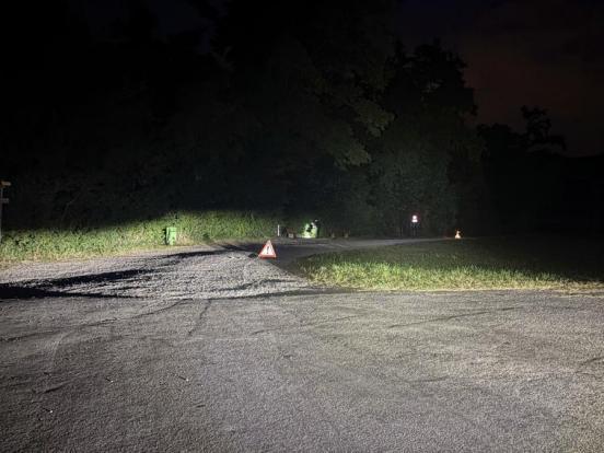Strasse in der Nacht mit einem Faltsignal