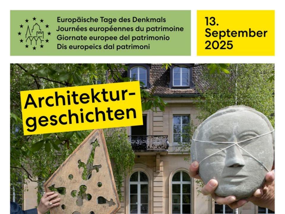 Ein Kampagnenplakat für die «Europäischen Tage des Denkmals» am 13. September 2025 mit dem Motto «Architekturgeschichten». Das Bild zeigt zwei Hände, die ein altes, fragmentiertes Relief aus Metall mit filigranen Verzierungen hochhalten, während zwei andere Hände eine Steinmaske mit menschlichen Gesichtszügen emporheben. Im Vordergrund steht ein verzierter, halber Säulenstumpf. Im Hintergrund ist ein klassisches Gebäude aus der Belle Époque mit Fenstern und einem Balkon sichtbar, umgeben von grünen Bäumen. Das Plakat hat oben einen grünen und unten einen dunkelgrünen Balken mit Text.
