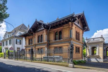 Führung im Kutscherhaus der Villa Patumbah
