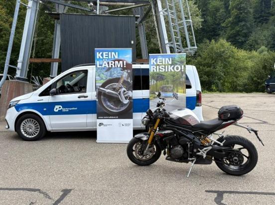 Motorrad steht vor einem Van der Kantonspolizei und zwie Präventionsbanner mit der Aufschrift «KEIN LÄRM», «KEIN RISIKO»