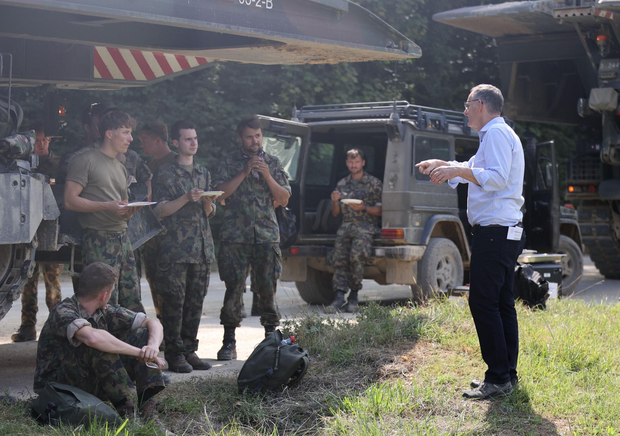 Regierungsrat Mario Fehr auf Truppenbesuch im Jura