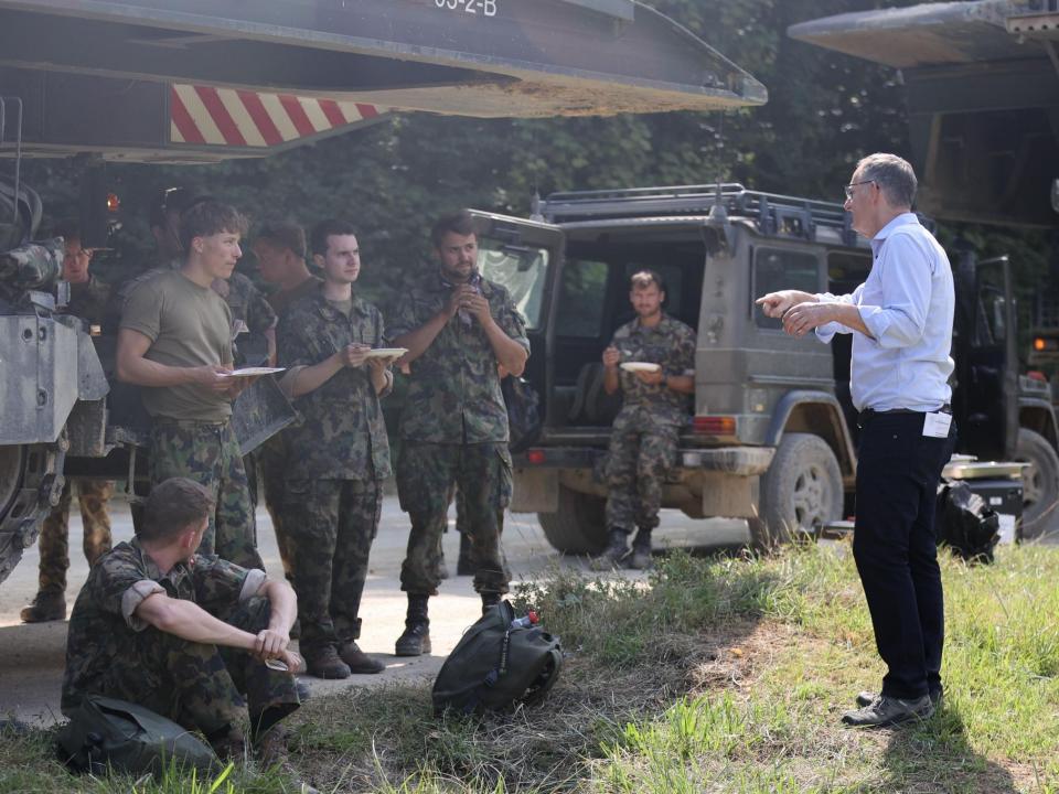 Regierungsrat Mario Fehr auf Truppenbesuch im Jura