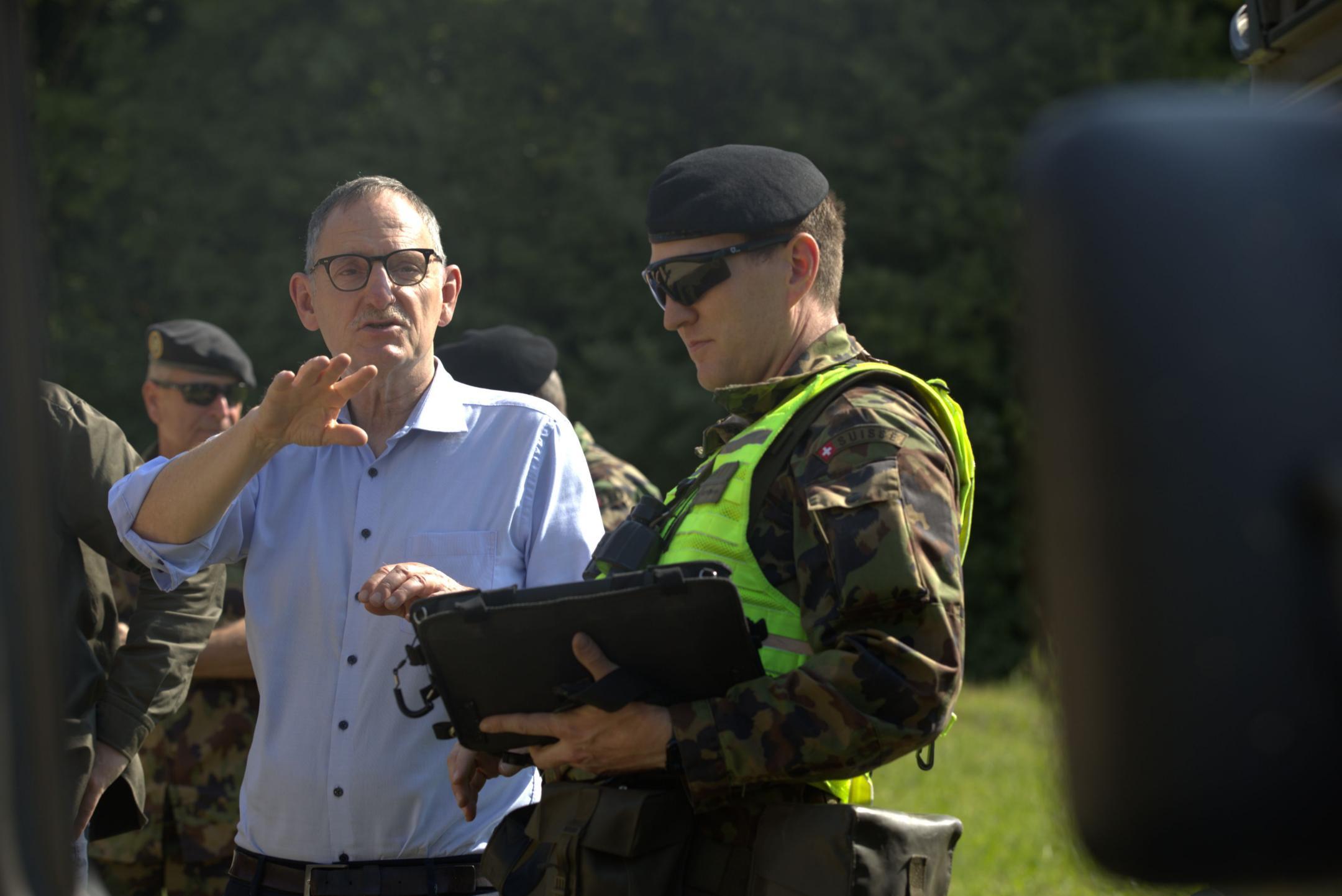 Regierungsrat Mario Fehr auf Truppenbesuch im Jura