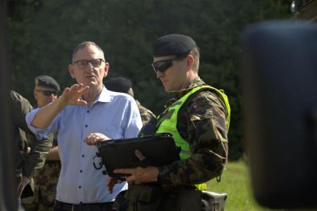 Regierungsrat Mario Fehr auf Truppenbesuch im Jura