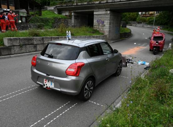 Ein beschädigtes Auto und ein kaputtes Elektro-Dreirad stehen auf der Strasse